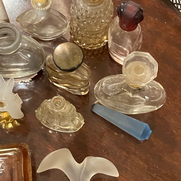 Vintage Lot of 17 Small Perfume and Cologne Bottles Some Full - Picture 8 of 16